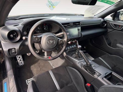 Used 2024 Toyota GR86 Premium image 15