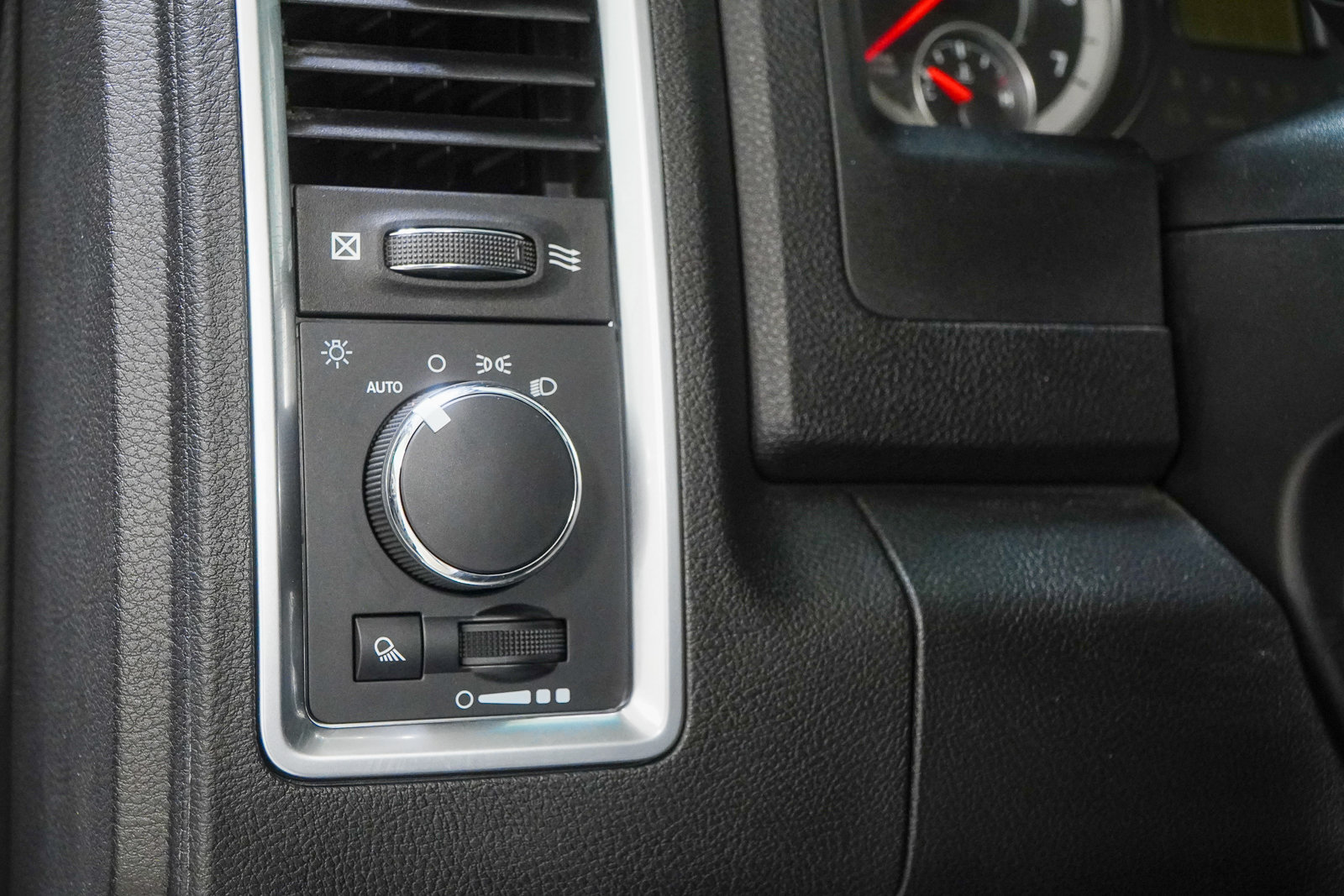 Used 2022 RAM 1500 Classic SLT AWD/4WD image 21