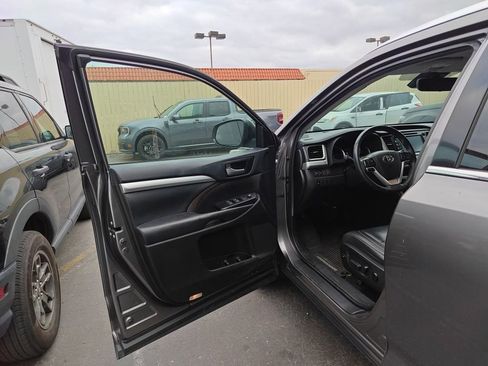 Used 2019 Toyota Highlander XLE FWD image 5