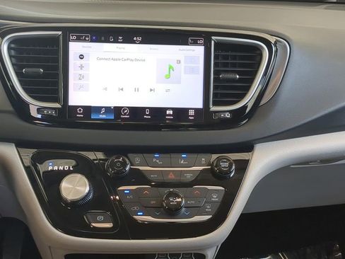 Used 2024 Chrysler Pacifica Touring-L FWD image 14