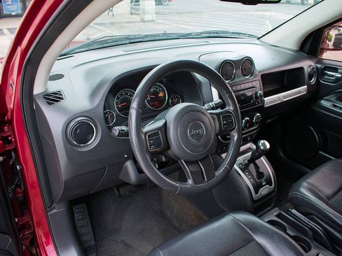 Used 2014 Jeep Compass Latitude FWD image 17