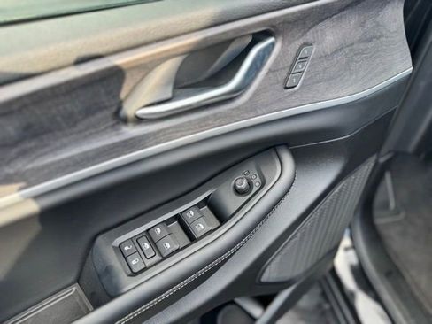 New 2025 Jeep Grand Cherokee L Limited w/ Black Appearance Package image 17