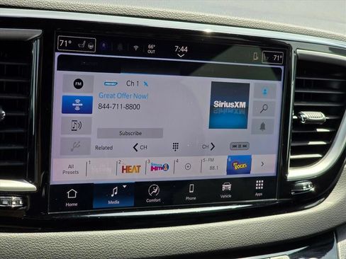 Used 2025 Chrysler Pacifica Select FWD image 4