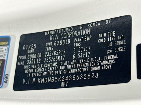Used 2025 Kia Carnival FWD image 12