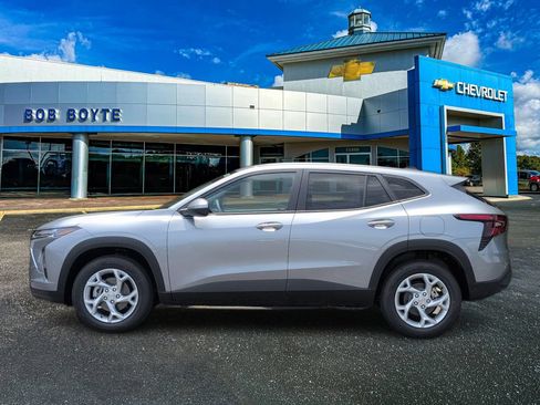 New 2026 Chevrolet Trax LS w/ LS Convenience Package FWD image 2
