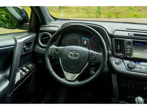 Used 2018 Toyota RAV4 SE w/ Power Extra Value Package FWD image 21