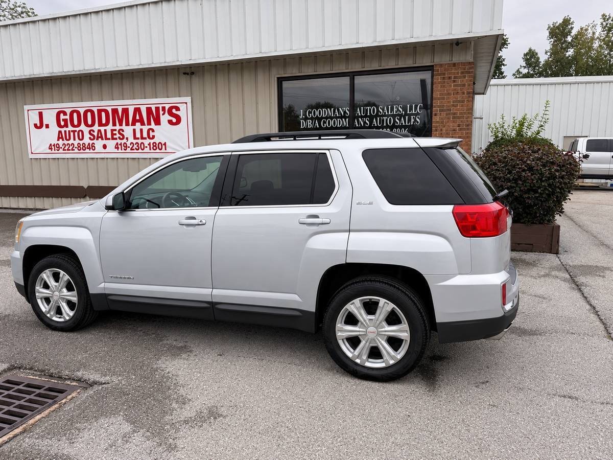 Used 2017 GMC Terrain SLE w/ Convenience Package FWD image 2