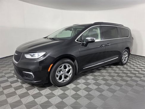 Used 2023 Chrysler Pacifica Limited image 9