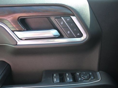 Used 2025 GMC Sierra 1500 SLT image 13