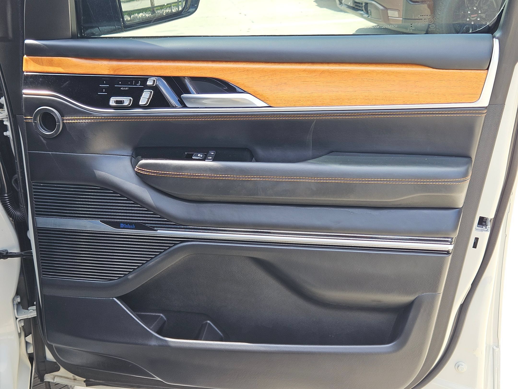 Used 2022 Jeep Grand Wagoneer Series III AWD/4WD image 30