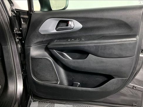 Used 2020 Chrysler Pacifica Touring w/ S Appearance Package FWD image 24