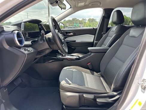 Used 2025 Chevrolet Trax LT w/ LT Convenience Package FWD image 9