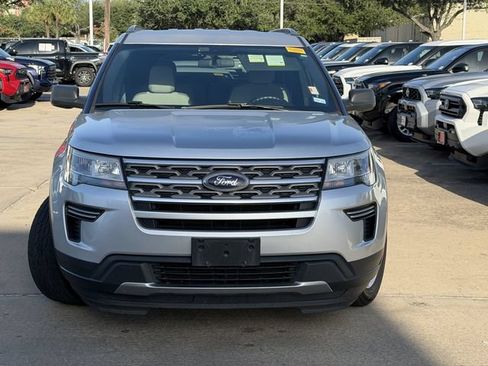 Used 2018 Ford Explorer XLT FWD image 2