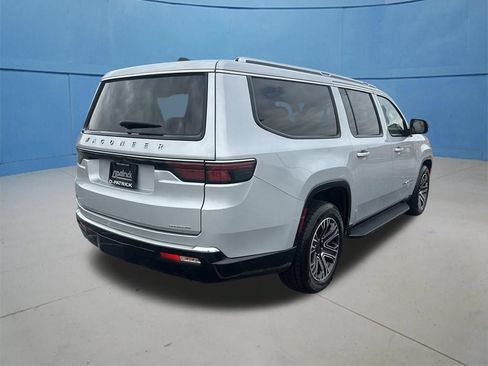 Used 2024 Jeep Wagoneer L Series II w/ Flexible Seating Group AWD/4WD image 11