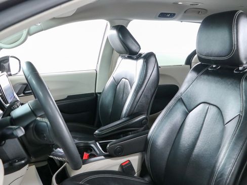 Used 2022 Chrysler Pacifica Touring-L FWD image 23