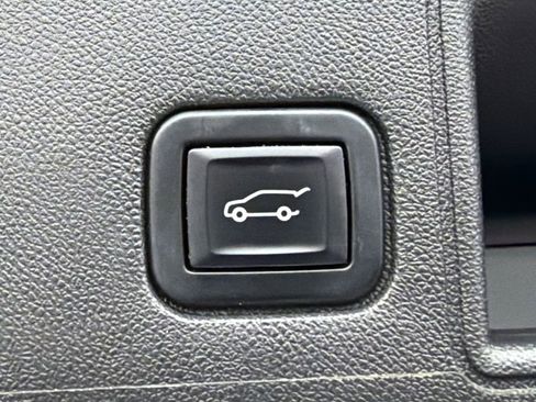 Used 2022 GMC Terrain SLT w/ Infotainment Package II image 19