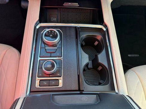 Used 2022 Ford Expedition Platinum image 19