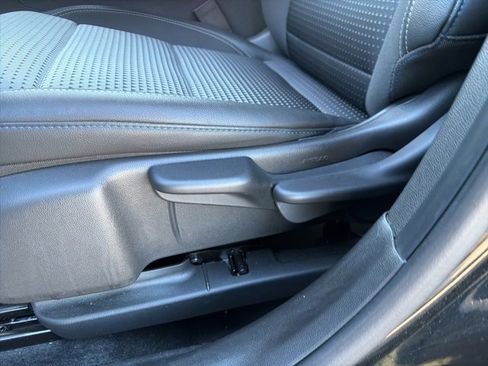 Used 2025 Chevrolet Trax LT w/ LT Convenience Package image 29