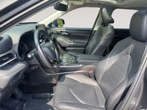 Used 2020 Toyota Highlander XLE AWD/4WD image 9