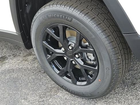 New 2025 Jeep Grand Cherokee Laredo image 9