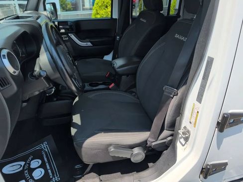 Used 2018 Jeep Wrangler Unlimited Sahara AWD/4WD image 16