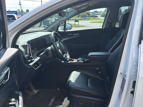 Used 2024 Kia Sportage EX FWD image 2