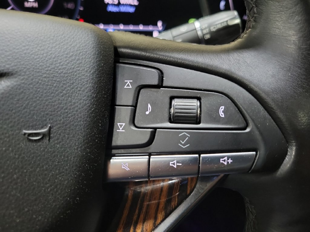 Used 2021 Cadillac Escalade Premium Luxury AWD/4WD image 16