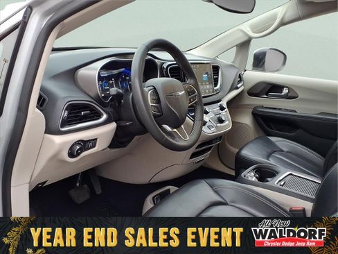 Used 2023 Chrysler Pacifica Touring-L image 7