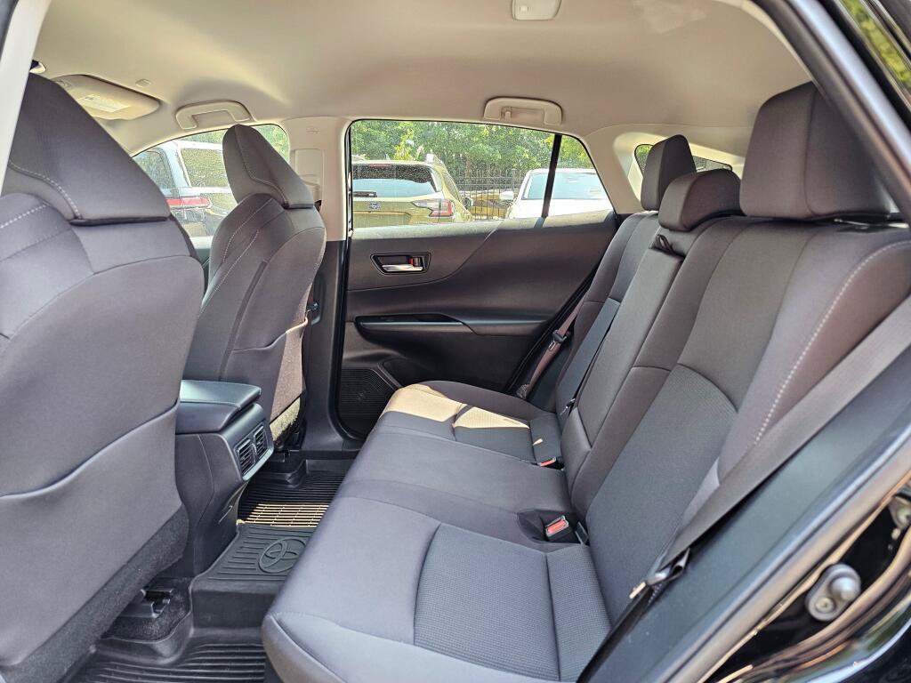Used 2023 Toyota Venza LE AWD/4WD image 17