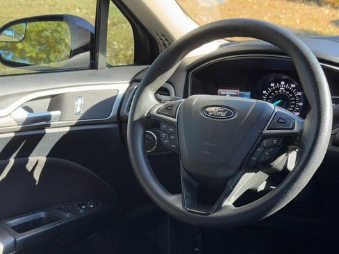 Used 2018 Ford Fusion SE w/ Fusion SE Technology Package image 12