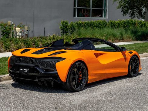 Used 2025 McLaren Artura Spider RWD image 5