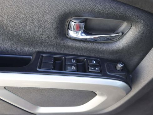 Used 2017 Nissan Titan SV image 15