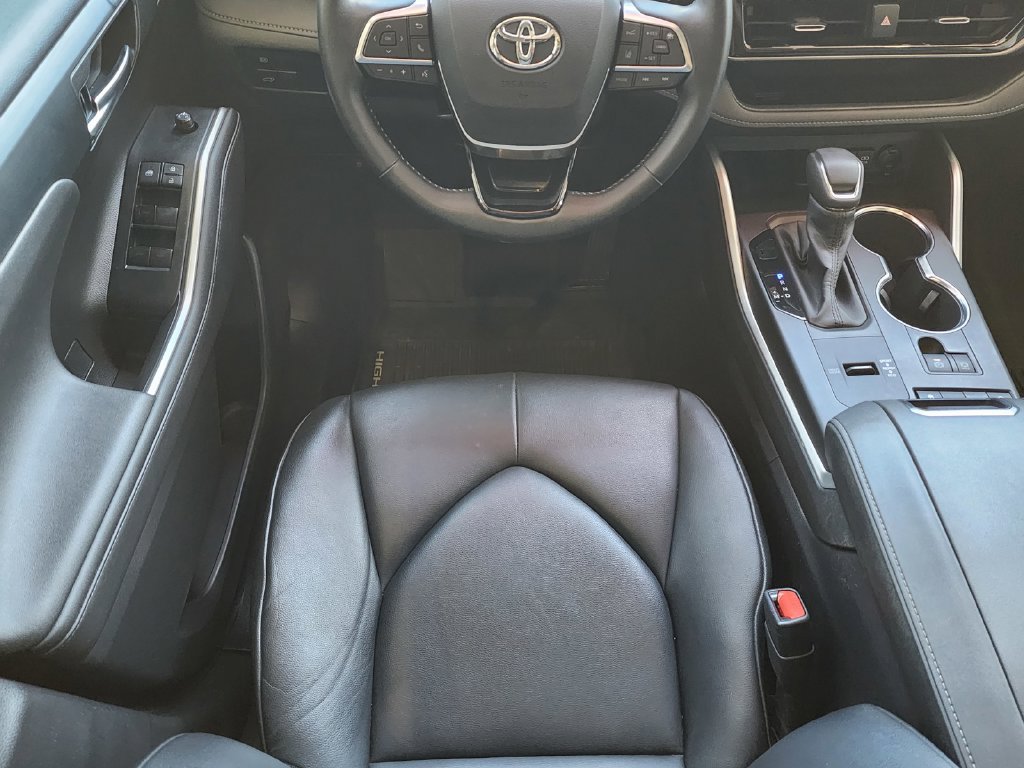 Used 2020 Toyota Highlander XLE FWD image 11