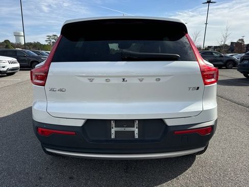 Used 2021 Volvo XC40 T5 Momentum w/ Premium Package image 6
