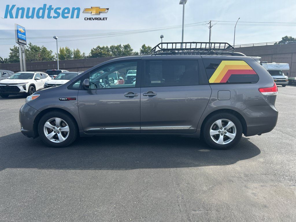 Used 2013 Toyota Sienna LE w/ Towing Pkg FWD image 4