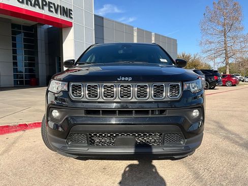 Used 2025 Jeep Compass Latitude image 3