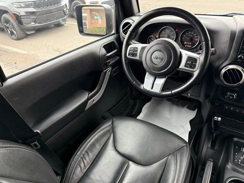 Used 2017 Jeep Wrangler Unlimited Rubicon image 32