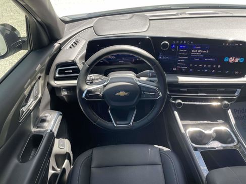 Used 2025 Chevrolet Traverse LT w/ LPO, Floor Liner Package FWD image 2