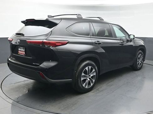 Used 2023 Toyota Highlander XLE AWD/4WD image 6