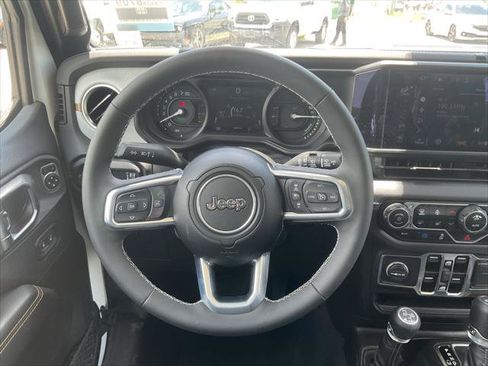 Used 2025 Jeep Wrangler Unlimited Sahara AWD/4WD image 28