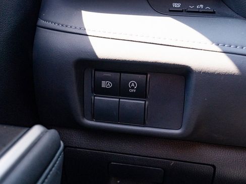 Used 2023 Toyota Highlander L image 13