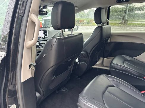 Used 2023 Chrysler Pacifica Touring-L FWD image 37