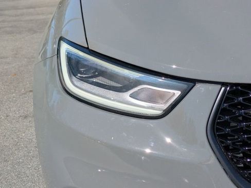 Used 2025 Chrysler Pacifica Limited image 10