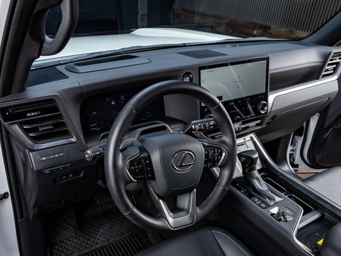 Used 2025 Lexus GX 550 w/ Accessory Package (2T) AWD/4WD image 17