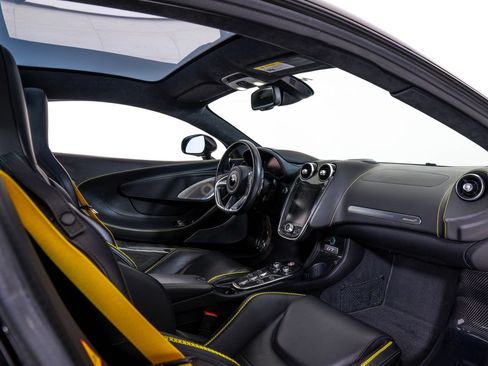 Used 2022 McLaren GT RWD image 21