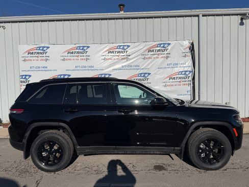 New 2026 Jeep Grand Cherokee Altitude AWD/4WD image 2