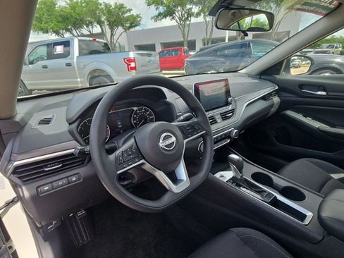 Used 2025 Nissan Altima 2.5 SV image 10