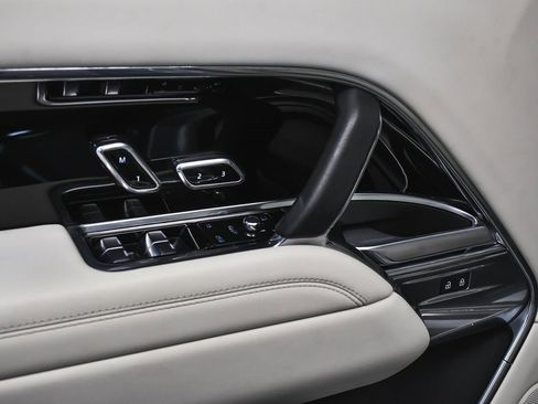 Used 2025 Land Rover Range Rover SE image 10