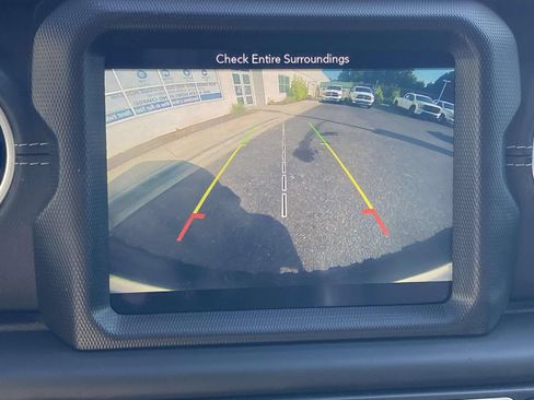 Used 2018 Jeep Wrangler Unlimited Sahara AWD/4WD image 28