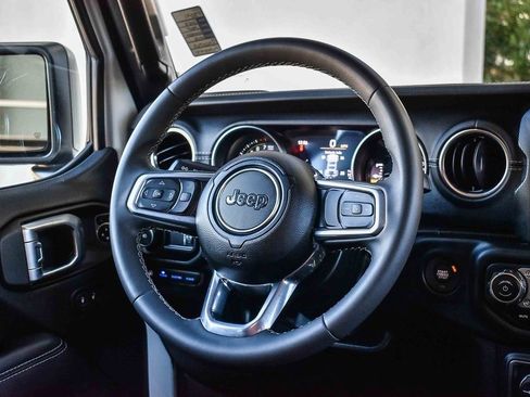 Used 2023 Jeep Wrangler Unlimited Sahara image 13